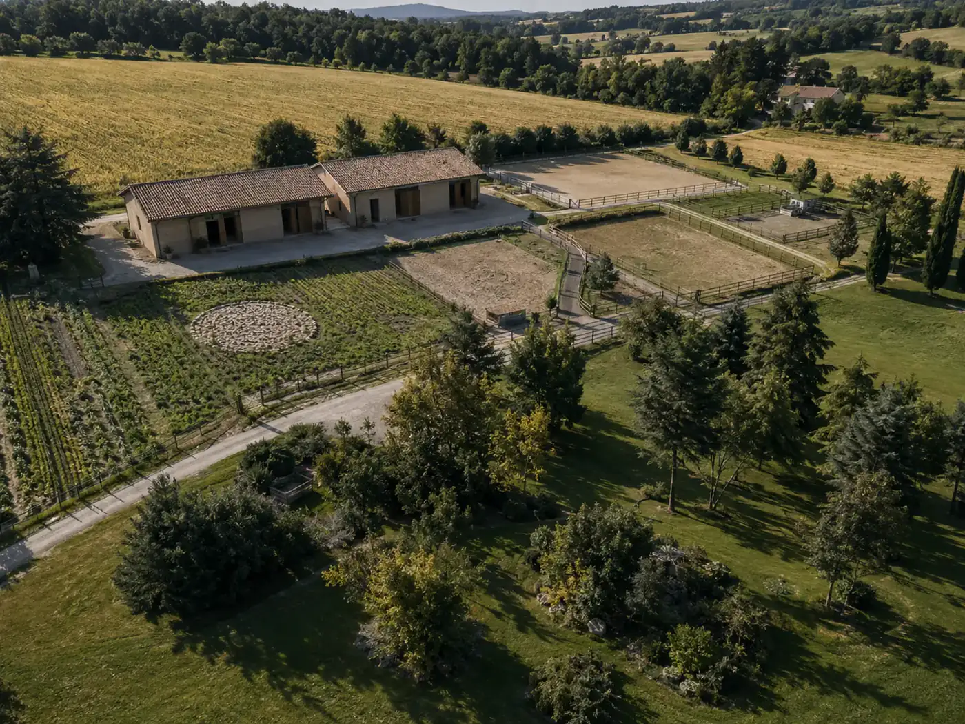 Paddock e recinti nella campagna della tenuta