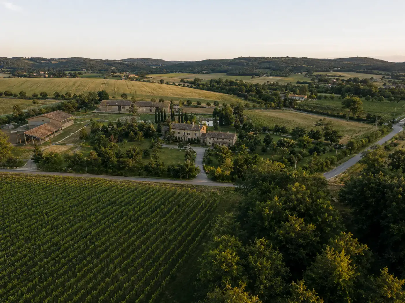 Il paesaggio agricolo esteso attorno alla tenuta